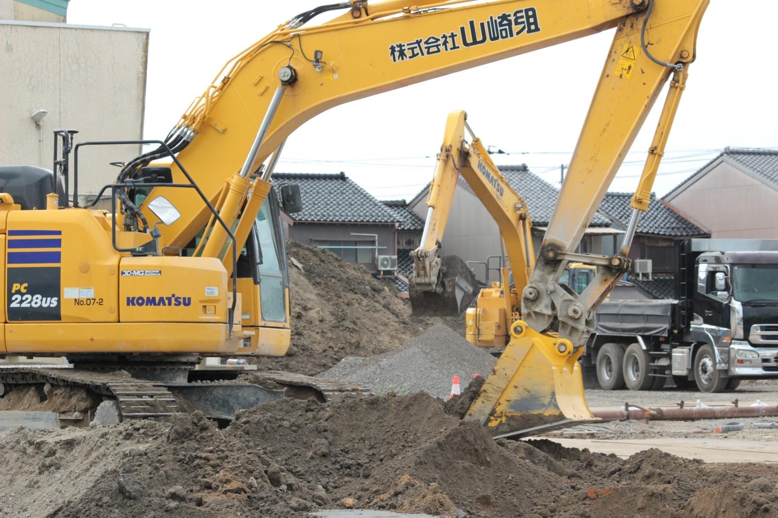 株式会社山崎組 重機2台による掘削作業