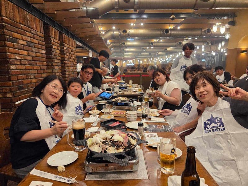 社内イベントでの食事会の様子
